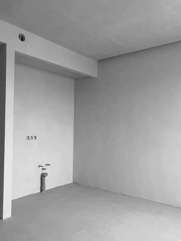 Ремонт частной квартиры в Батуми: подготовленная ниша под кухню с готовыми стенами и стяжкой пола перед монтажом