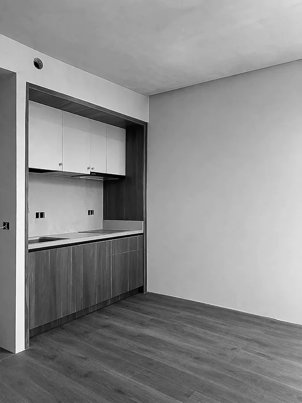 Ремонт частной квартиры в Батуми с недавно установленной компактной встроенной кухней и тёмным деревянным напольным покрытием